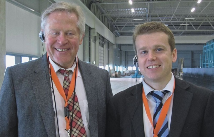Herbert Köhler (l.), der Geschäftsführer von f | glass und Ruud Geerlings, der Geschäftsführer der neuen Vertriebsgesellschaft f | solar, beim Rundgang durch das neue Floatwerk.