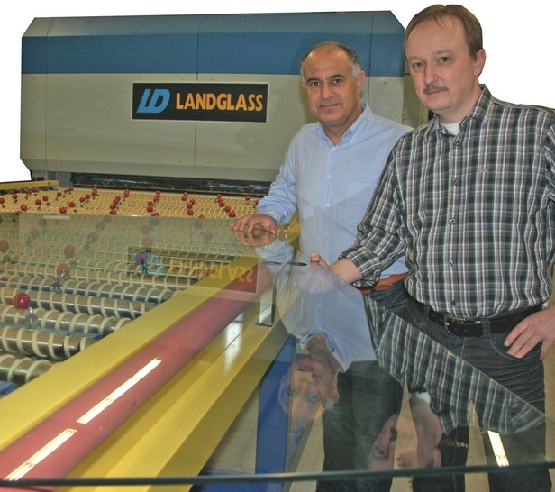 Seit Kurzem mit eigenem ESG-OfenGrößere Flexibilität und die eigene Kontrolle der Glasqualität waren für Roberto Liardo (l.) und Hubert Rebel von Reli-Glas ausschlaggebend für den Kauf eines Vorspannofens.