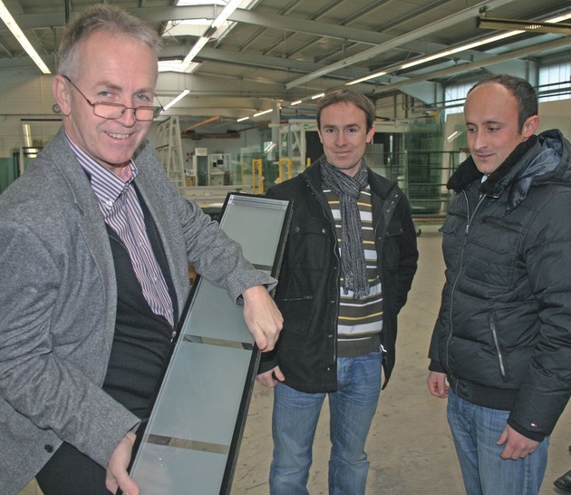 Spezialisten in Sachen hochwertiger IsoliergläserAndreas Herzog begutachtet mit seinen Söhnen Andreas jun. (Mitte) und Thomas eine Türverglasung.