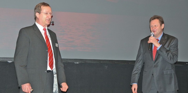 Wolfram Breitenbach ­(Bereichsleiter Technik) und Variotec-Gründer ­Christof Stölzel informierten über die ­Schlankmacher am Bau: Die Vaku­um-Isolations-Paneele (VIP).