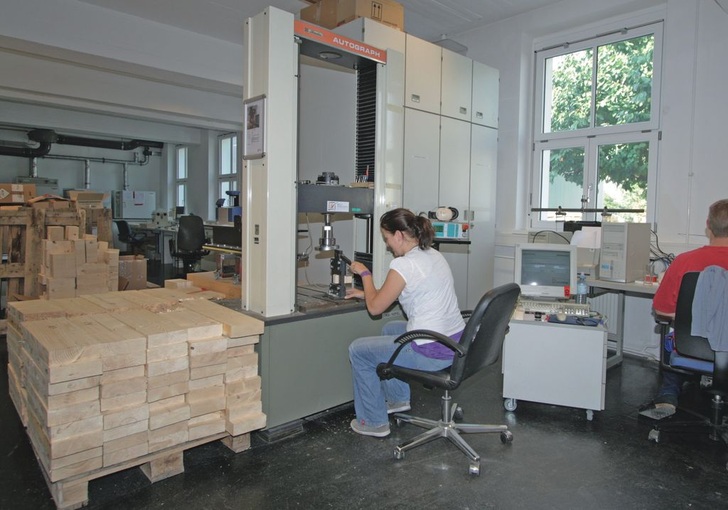 Holzforschung Austria<br />Das praxisorientierte Forschungsinstitut löst Problem- und Fragestellungen der gesamten holzbe- und -verarbeitenden Branche. Häufig arbeitet das Institut als externe Forschungs- und Entwicklungsabteilung für seine Kunden.