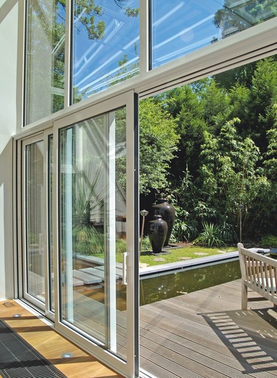 Hohes technisches NiveauBarrierefreie Übergänge zum Außen-Wohnbereich werden durch Glasfaltwände oder Schiebetüren sicher und bequem eingesetzt. Die Leichtigkeit und ganzheitliche Einheit zwischen den Wohnzonen im Innen- u. Außenbereich rechtfertigen den Einsatz dieser schiebbaren Glasflächen für moderne Wintergarten-Architektur.