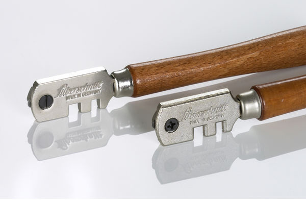 Kopie und Fälschung: Links, das originale Markenprodukt “Silberschnitt 100.0“, rechts die Kopie. Der Unterschied liegt beim Plagiat in der schlechten Verarbeitung und den minderwertigen Materialien.