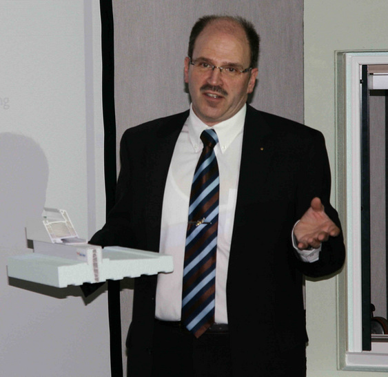 Geschäftsführer Stefan Orth auf der Pressekonferenz in Stuttgart