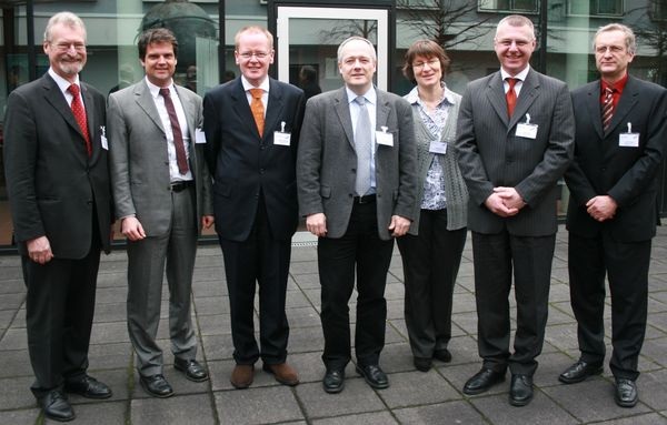 Die Referenten v.l. Franz Hauk, Jens Schneider, Jochen Grönegräs, Martin Reick, Sonja Frieß, Jörg Teller und Lutz Wiegand. Es fehl Michael Rossa. - © Matthias Rehberger, GLASWELT
