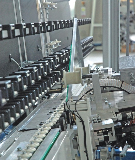 Automatische Fertigung mit flexiblen SpacernMit dem For.El-Applikator zum Aufbringen des Super Spacers lässt sich 3-fach-ISO in ­allen Formen und Maßen effizient fertigten.