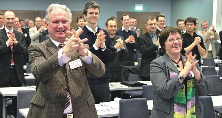 Nicht Gebete für mehr Umsatz — wie man hier auf dem Bild meinen könnte — sondern handfeste Infos und Bewegungstipps gab es auf dem FTT der Holzforschung Austria, der am 25. und 26. Februar in Wien stattfand.