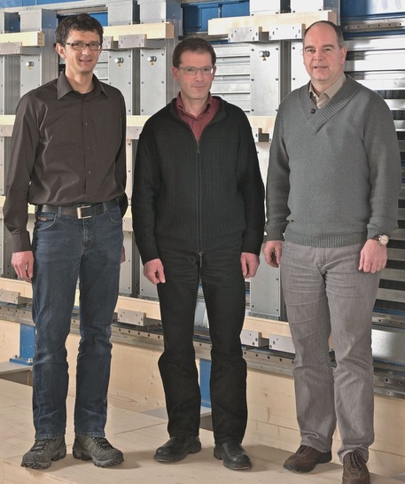 Die Entwickler der Fentech CNC-Technologie<br />v.l.: Thomas Knechtli, Peter Eugster und Urs Frei vor dem Automaten, der in der Fenster­fabrik ­Albisrieden in Zürich installiert ist. Die ­Entwickler kommen alle aus der Fenster­fertigung: Knechtli und Eugster studierten an der Berner Fachhochschule Architektur, Holz und Bau, Frei ist Elektroingenieur.