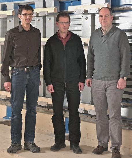 Die Entwickler der Fentech CNC-Technologiev.l.: Thomas Knechtli, Peter Eugster und Urs Frei vor dem Automaten, der in der Fenster­fabrik ­Albisrieden in Zürich installiert ist. Die ­Entwickler kommen alle aus der Fenster­fertigung: Knechtli und Eugster studierten an der Berner Fachhochschule Architektur, Holz und Bau, Frei ist Elektroingenieur.