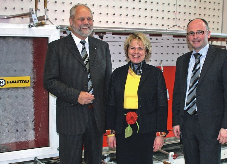 Vor dem Fensterprüfstand im PIZ<br />Geschäftsführerin Petra Hautau mit den beiden Prokuristen Klaus-Dieter Vehling (l.) und Martin Beißner. - © Foto: Matthias Rehberger
