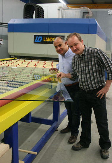 Größere Flexibilität und die eigene Kontrolle der Glasqualität waren für Roberto Liardo (l.) und Hubert Rebel von Reli-Glas ausschlaggebend für den Kauf eines Vorspannofens.