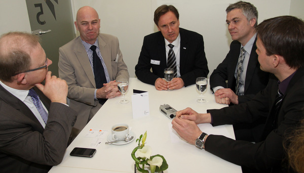 Bei der Verkündigung der Kooperation (v. l.): Erwin F. Reisch (Geschäftsführer Gentner Verlag), Jörg Szybalski (Leiter des Fassadenbereiches bei Sika), Dr. Ing. Michael Szermann (Obmann der RAL-Gütegemeinschaft und Leiter Systemtechnik profine), Matthias Dick (Marketing Manager Fenestration, Sika), Daniel Mund (stellv. Chefredakteur der GLASWELT) - © Jörg Pfäffinger
