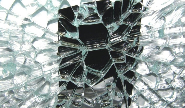 ­Spontanbruch-Risiko <br />Bei Verwendung von ESG-H vermindert sich die Gefahr von Glasbruch durch Nickel­sulfid (NiS)-Einschlüsse deutlich.