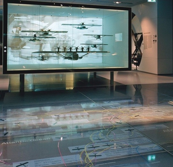 Im Dorniermuseum kommen ­schaltbare ­Spezialgläser von Glas Trösch für die ­Vitrinen und rutschfeste Glasprodukte für den ­Fußboden zum Einsatz.