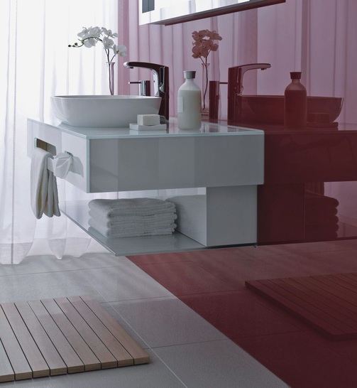 Das Farbglas SGG Planilaque Evolution ist feuchtigkeitsbeständig und bietet auch langfristig einen ­attraktiven Spritzschutz hinter dem Wasch­becken.