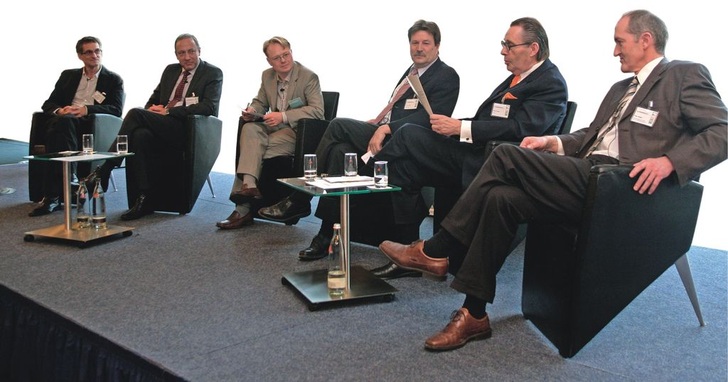 Hochkarätige RundeSpannend war die Podi­ums­­- diskussion, bei der u.a. die praktische ­Umsetzung der EnEV diskutiert wurde. (v.l.) Prof. P. Braun, Prof. A. Maas, M. Rehberger (GLASWELT), U. Tschorn (VFF), B. Kramer (BF) und MinR P. Rathert (Bundes­baumi­nis­terium).