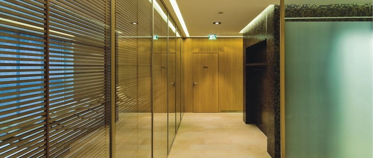 Für innen und außen: Sicht- und Sonnenschutz mit Holzeinlage im ­Scheibenzwischenraum lassen sich mit Okawood umsetzen.