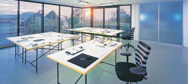 Die Steuerung macht‘s möglichIntelligente Sonnenschutztechnik fördert das Wohlbefinden im Raum und kann Energieverluste verringern.