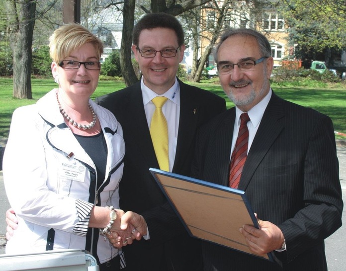 Jetzt im Verband: Dr. Steffen Spenke begrüßt Gaby Foppe (Foppe Metallbau­module) und Johannes Foppe (Foppe Direkt Versand) als neue Mitglieder.