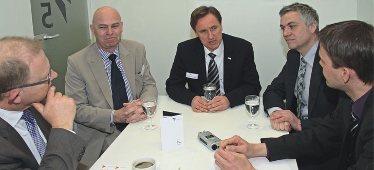 Bei der Verkündigung der ­Kooperationv.l.: Erwin F. Reisch (Geschäftsführer Gentner Verlag), Jörg ­Szybalski (Leiter des Fassaden­bereiches bei Sika), Dr. Ing. ­Michael Szerman (Obmann der RAL-Gütegemeinschaft und Leiter Systemtechnik profine), ­Matthias Dick (Marketing Manager ­Fenestration, Sika), Daniel Mund (stellv. Chefredakteur der GLASWELT)