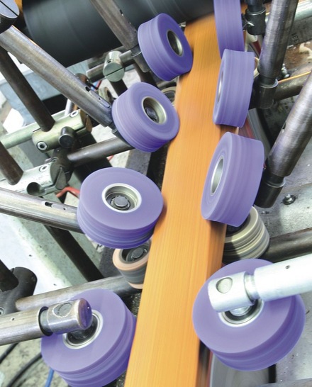 Hier werden Fachleute gebraucht: Ein Profil wird mit einer Folie beklebt (bei Salamander). - © Foto: Daniel Mund
 Hier werden Fachleute gebraucht: Ein Profil wird mit einer Folie beklebt (bei Salamander).