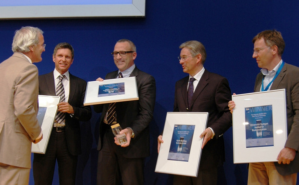 Die Preisträger (v.r.) Jörg Hieber, Architekt und Projektleiter (Universität Stuttgart), Arnd Brinkmann, Geschäftsführer der Hydro Building Systems, Jürgen Korff, Geschäftsführer der Ritter Energie & Umwelttechnik, sowie Michael J. Purzer, Vertriebsleiter von Frener & Reifer Metallbau, freuten sich über die Ehrung durch Jurychef Prof. Volker Wittwer vom Fraunhofer-Institut ISE.