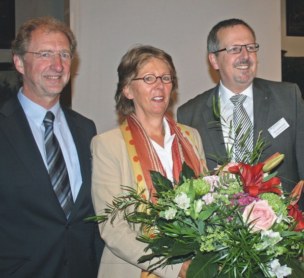 Ein Dankeschön den Gastgebern aus Westfalen<br />Hans-Joachim Arnold (re.) dankte Anne und Carl Pinnekamp von Teutemacher Glas, die diesmal als Gastgeber fungierten. - © Fotos: Matthias Rehberger
