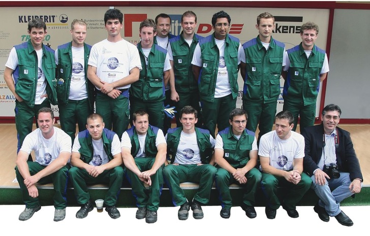 Zufrieden nach harter ArbeitDas erfolgreiche Weltrekord- Team um Akademieleiter Prof. Klaus Layer (r.).