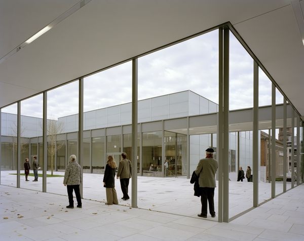 Der Neubau spricht die Besucher vor allem mit hellen, von natürlichem Licht durchfluteten Räumen an.