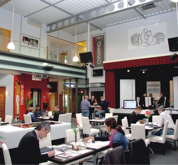 Verkaufen mit AthmosphäreDer freundlich gestaltete Showroom lädt zum Verweilen ein und ist an sieben Tagen in der Woche geöffnet.