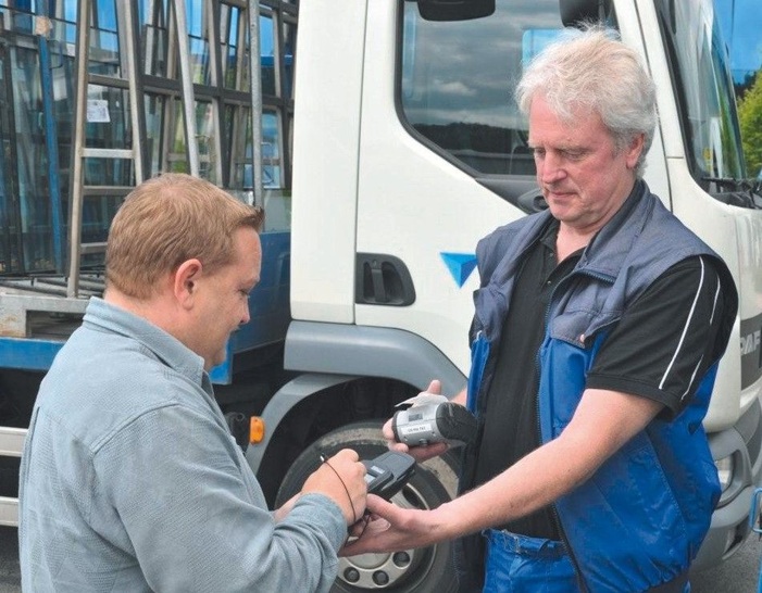 Die Übergabe der Gestelle ist einfach und schnellNach dem Einscannen der Gestellnummer erhält man vom Fahrer einen Beleg mit allen notwendigen Daten einschließlich Standort.