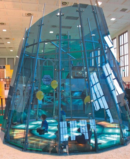 Nischenprodukte im Fokus<br />Auf 13500 m² produzieren die Berliner Hightech-Gläser für Fassade und Interieur. Hier der Tipi, eine tragende Glas-Stahlkonstruktion.
