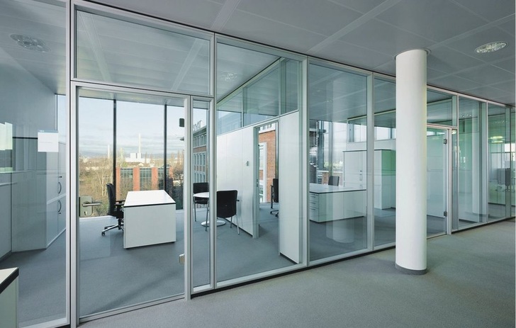 Bei Schott in Mainz kommen in der Verwaltung fecofix-Flurtrennwände mit Doppelverglasung zum Einsatz. - © Foto: Nikolay Kazakov
 Bei Schott in Mainz kommen in der Verwaltung fecofix-Flurtrennwände mit Doppelverglasung zum Einsatz.