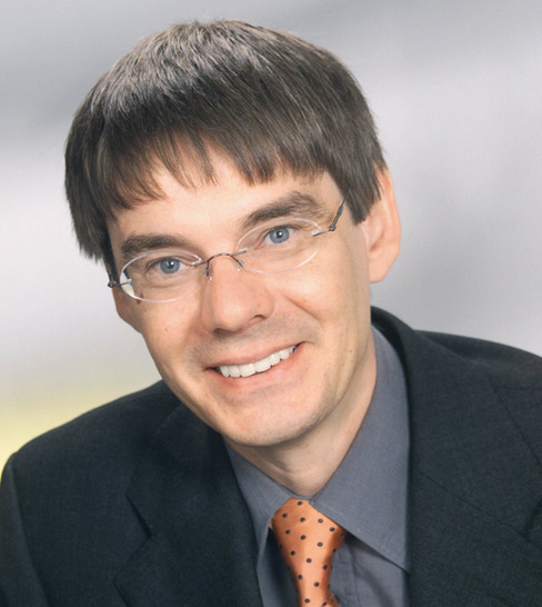 Mag. Harald Greger, Geschäftsführer des AFI: “Die ­Ergebnisse dieses Positionspapiers sprechen ein­deutig für Aluminium-Profilsysteme — nicht nur in ­technischer, sondern nun auch nachweislich in ökonomischer ­Hinsicht. Die Wirtschaftlichkeitsberechnungen ergeben durchweg die besten Werte für ­Alufenster.”