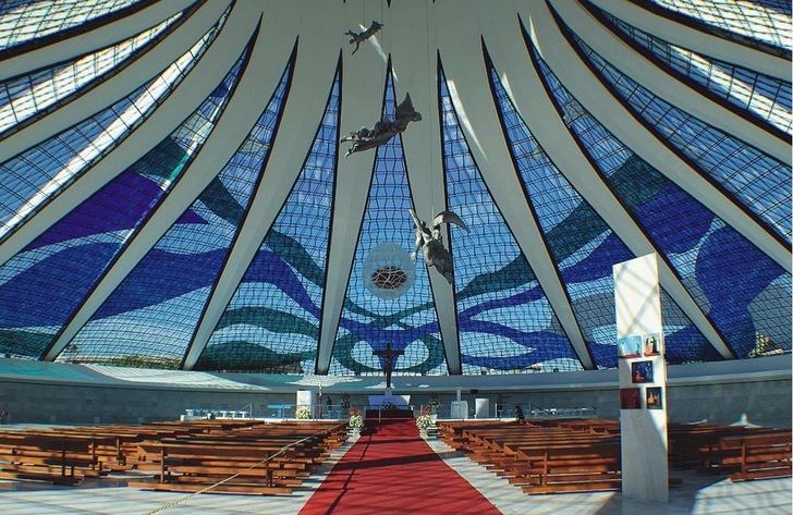 Die Bleiverglasungen der Kathe­drale wurden aufwendig original­getreu restauriert, denn das Glas war an vielen Stellen brüchig ­geworden und drohte zu zerbersten.