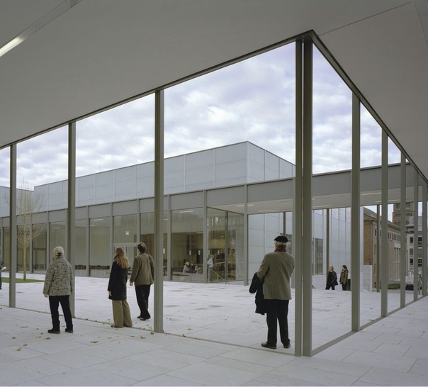 Der Folkwang-Neubau spricht die Besucher vor allem mit hellen, natürlich belichteten Räumen an.Interessant sind bei dem Museumsneubau auch die gläsernen Fassadenverkleidungen (oben). - © Foto: Museum Folkwang/NMFE GmbH/Wolf Haug
