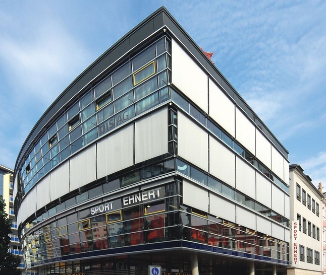 Ohne Sonnenschutz geht es heute nicht mehr Sonnenschutzglas mit zusätzlichem außenliegenden Sonnenschutz am Geschäftshaus Türmer in Chemnitz.