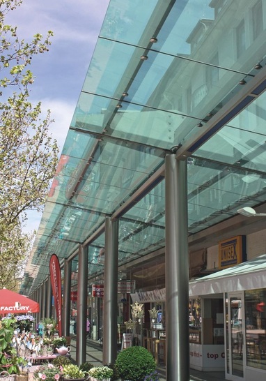 Glasdach mit punktgehaltenen Scheiben <br />Punkthalterkonstruktionen lassen sich für Vertikal- aber auch für Überkopf­verglasungen, wie hier in der Fußgängerzone von Bremerhaven, einsetzen.