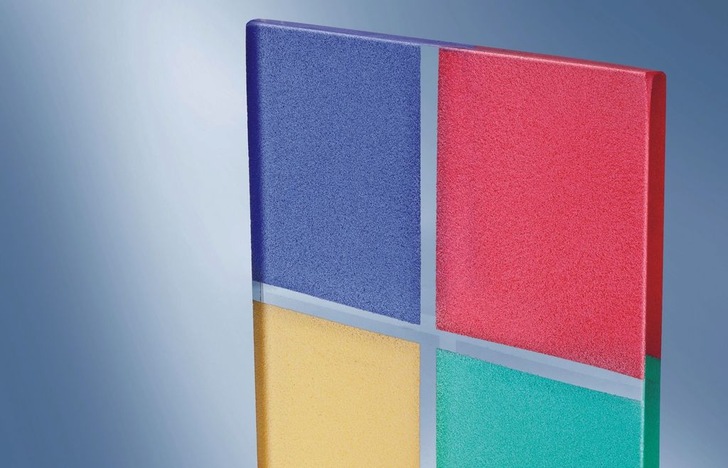 Das Veredeln von Glas mittels Sandstrahlens bezieht sich nicht nur auf das Aufrauen, um Verläufe oder Strukturen zu gestalten — auch Einfärben ist möglich.