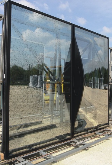 Wertvolle FrachtWas auf der Baustelle steht, kann schnell zerstört werden und sollte deshalb besonders geschützt werden (hier im Bild: gebogene Fassadengläser für die Elbphilharmonie in ­Hamburg)