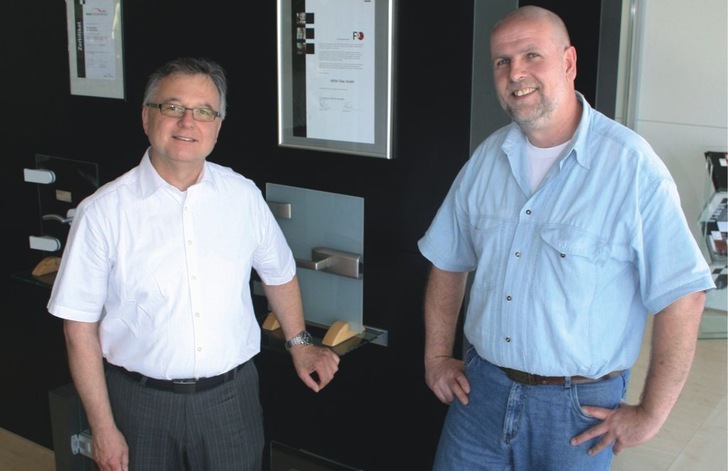 Zufriedene PartnerKlaus Dombrowski, Dorma (li.) und Hera-Geschäftsführer Peter Ramser in der Ausstellung.