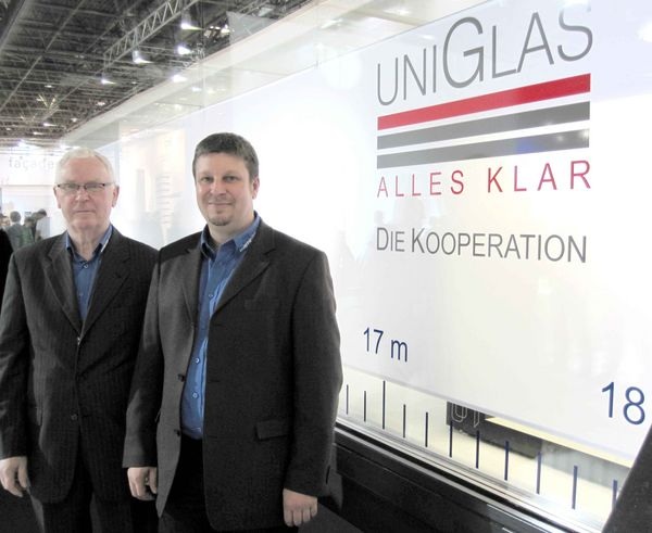 Dietmar Henze (li.) und Matthias Zander, beide von Henze Glas, präsentierten größte ISO-Scheibe Europas (Länge 18 Meter) gefertigt - © Matthias Rehberger, GLASWELT
