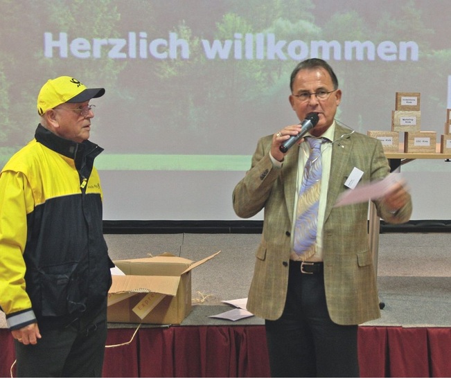 Zur Kongresseinstimmung: BPH-Geschäftsführer Heinz Blumenstein überbringt in Verkleidung als Postbeamter Beiratsmitglied Rudi Walz die Themenklötze.