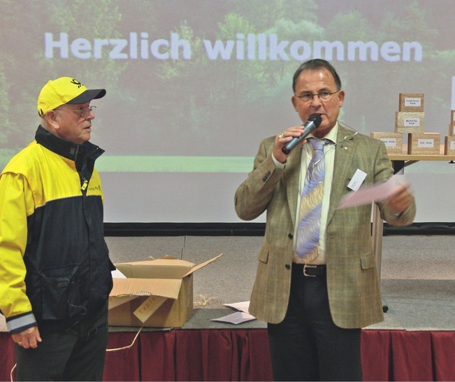 Zur Kongresseinstimmung: BPH-Geschäftsführer Heinz Blumenstein überbringt in Verkleidung als Postbeamter Beiratsmitglied Rudi Walz die Themenklötze. - © Fotos: Daniel Mund
