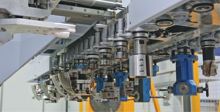 Venture 12: Zu sehen ist der 30-fach Werkzeugwechsler mit Vorwechsler (Wechselzeit 8 sec.)