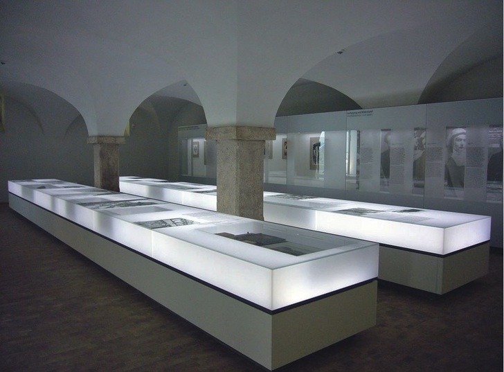 Das leuchtende Glas weist den WegIm Schlesischen Museum zu Görlitz werden die Exponate durch die leuchtenden Vitrinen ins rechte Licht gerückt und geben dem Besucher zudem Orientierung.