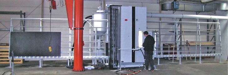 Speziell angepasste SandstrahlanlageDiese Anlage wurde für M+M so angepasst, dass sich Druck- und Takt­regelung auch während des Scheibendurchlaufs per Hand verändern lassen.