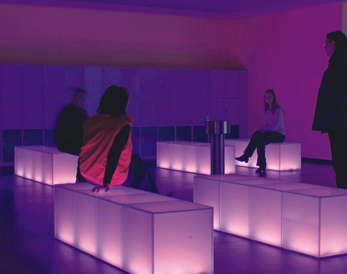 Gebrauchsobjekt oder Kunstobjekt?Der „LightCube“ ist ein beleuchteter Würfel aus Glas, der gleichzeitig eine Sitz­ge­legenheit und ein Licht- und Kunst­objekt ist und vielfältig einsetzbar ist.