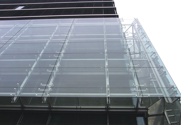 Kleiner Mehraufwand – große VorteileDie Zustimmung im Einzelfall (ZiE) bringt verschiedene Vorteile, beispielsweise größere gestalterische Freiheiten oder wirtschaftlichere Scheibenaufbauten für die jeweiligen Fassadengläser.