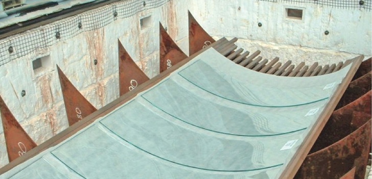 01 Die Nachfrage steigt zunehmend Biegegläser liegen im Trend: Hier im Bild die Herstellung thermisch gebogener Scheiben im Schwerkraftbiegeverfahren.